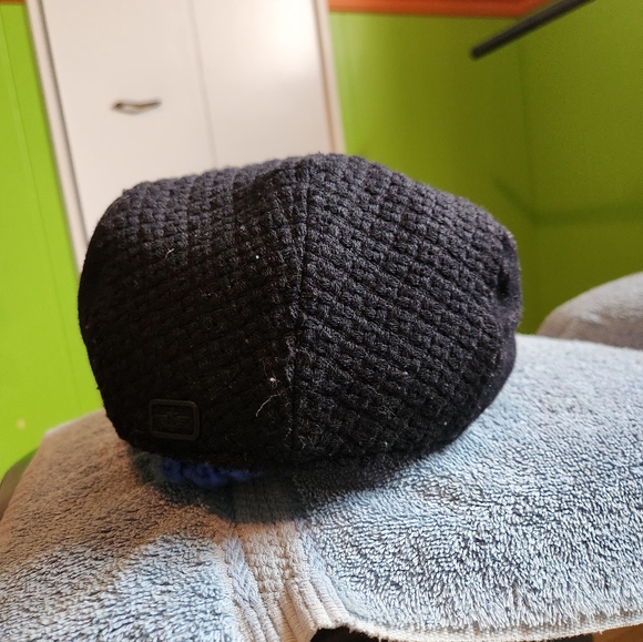 Black flat hat - Picture 2 of 3